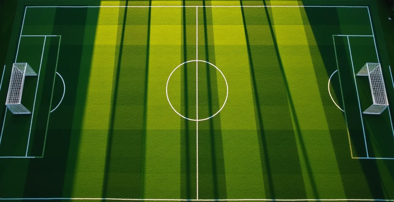 Vista aerea di un campo da calcio con linee tattiche che mostrano diverse ampiezze di gioco